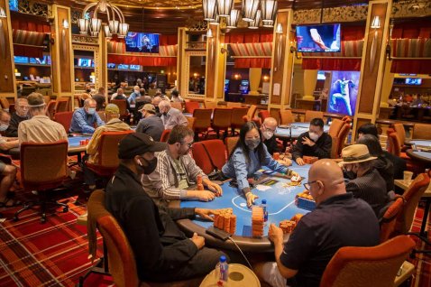 Večina poker roomov v Las Vegasu odstranila pleksi stekla